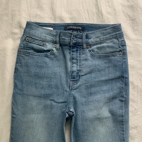 High waisted light wash raw hem Calvin Klein skinny jeans - Picture 2 of 7